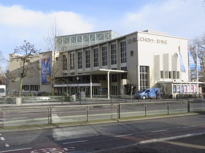 907414 Gezicht op de gerenoveerde Stadsschouwburg (Lucasbolwerk 24) te Utrecht, met op de gevel links een banner met de ...